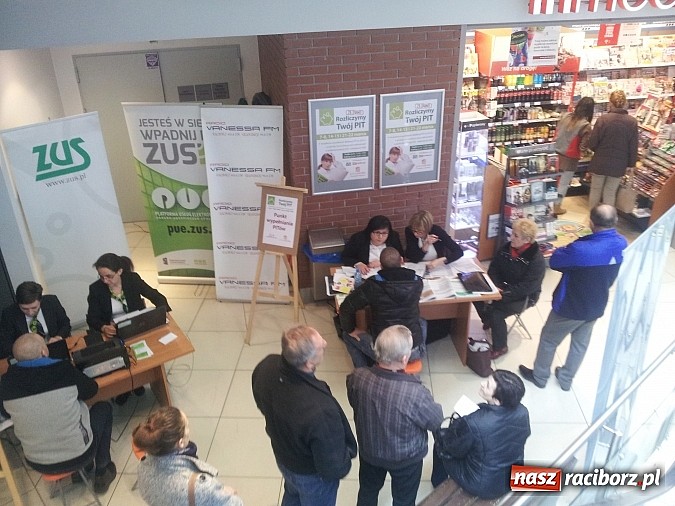 Zdjęcie w galerii na portalu naszraciborz.pl: Bezpłatne wypełnianie pit&oacute;w przyciągnęło rzesze os&oacute;b do Galerii Młyńskiej wiadomości z regionu