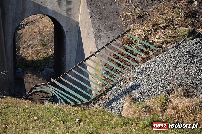 Zdjęcie w galerii na portalu naszraciborz.pl: Gnał na Czerwonym Mostku. Zobacz efekty! wiadomości z regionu