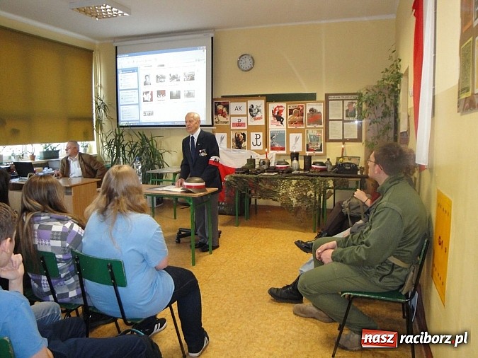 Zdjęcie w galerii na portalu naszraciborz.pl: Co z patriotyzmem współczesnej młodzieży - żywa lekcja historii wiadomości z regionu
