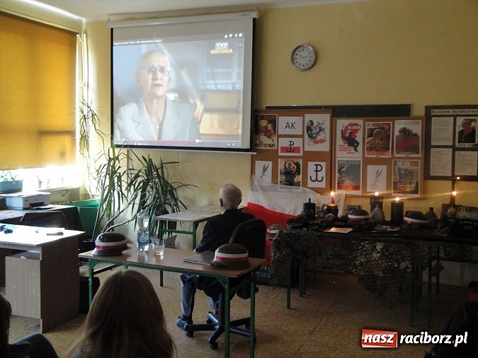 Zdjęcie w galerii na portalu naszraciborz.pl: Co z patriotyzmem współczesnej młodzieży - żywa lekcja historii wiadomości z regionu