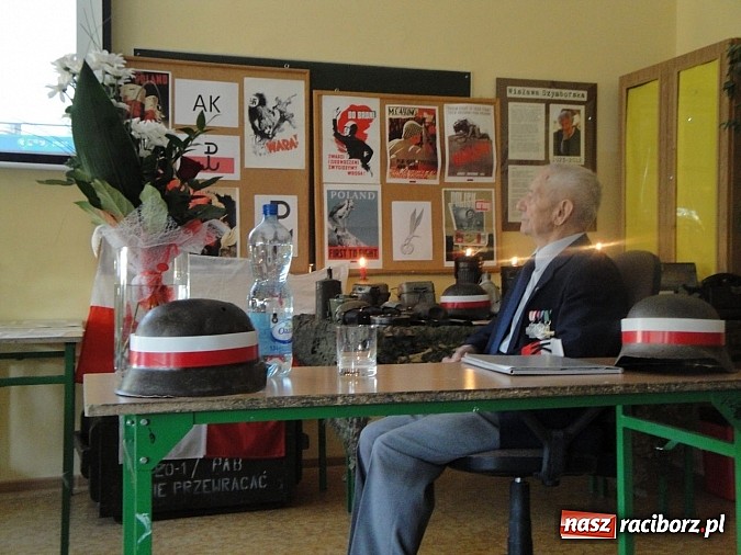 Zdjęcie w galerii na portalu naszraciborz.pl: Co z patriotyzmem współczesnej młodzieży - żywa lekcja historii wiadomości z regionu