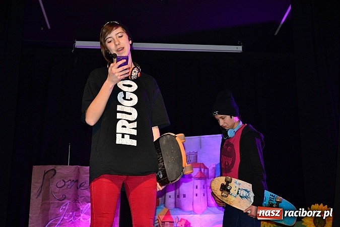 Zdjęcie w galerii na portalu naszraciborz.pl: Odważnie i współcześnie, czyli Romeo i Julia na deskach Młodzieżowego Domu Kultury wiadomości z regionu