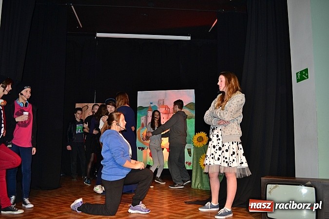 Zdjęcie w galerii na portalu naszraciborz.pl: Odważnie i współcześnie, czyli Romeo i Julia na deskach Młodzieżowego Domu Kultury wiadomości z regionu