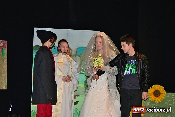 Zdjęcie w galerii na portalu naszraciborz.pl: Odważnie i współcześnie, czyli Romeo i Julia na deskach Młodzieżowego Domu Kultury wiadomości z regionu