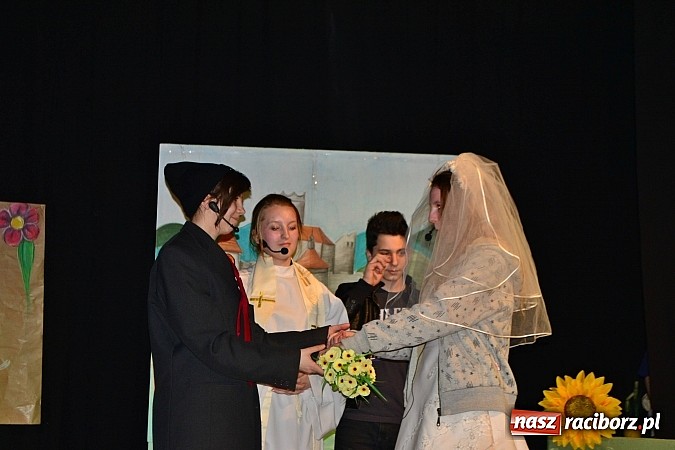 Zdjęcie w galerii na portalu naszraciborz.pl: Odważnie i współcześnie, czyli Romeo i Julia na deskach Młodzieżowego Domu Kultury wiadomości z regionu