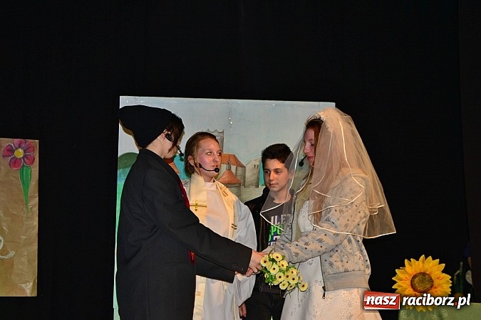 Zdjęcie w galerii na portalu naszraciborz.pl: Odważnie i współcześnie, czyli Romeo i Julia na deskach Młodzieżowego Domu Kultury wiadomości z regionu