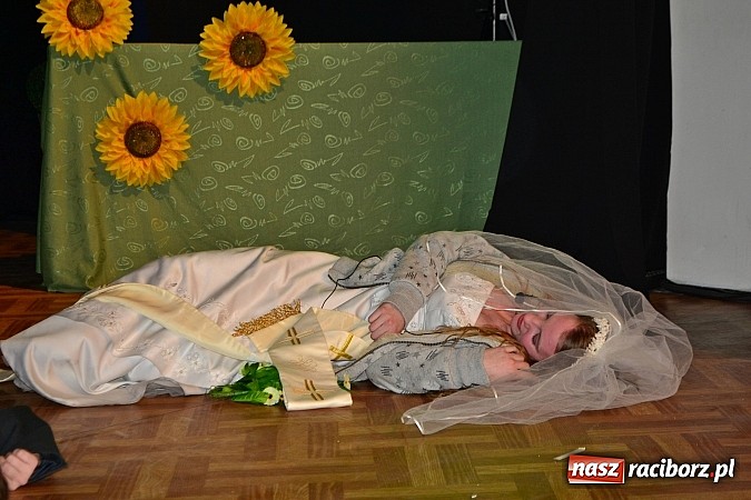 Zdjęcie w galerii na portalu naszraciborz.pl: Odważnie i współcześnie, czyli Romeo i Julia na deskach Młodzieżowego Domu Kultury wiadomości z regionu