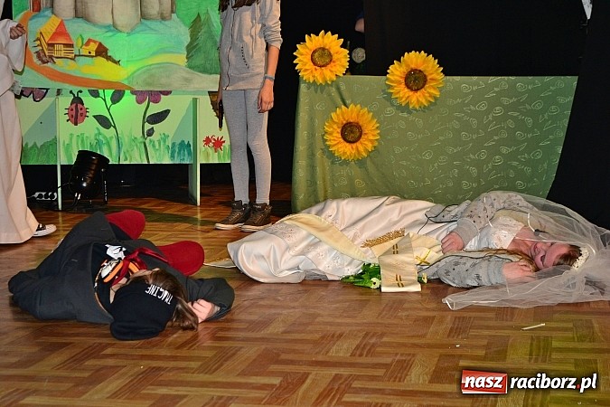 Zdjęcie w galerii na portalu naszraciborz.pl: Odważnie i współcześnie, czyli Romeo i Julia na deskach Młodzieżowego Domu Kultury wiadomości z regionu