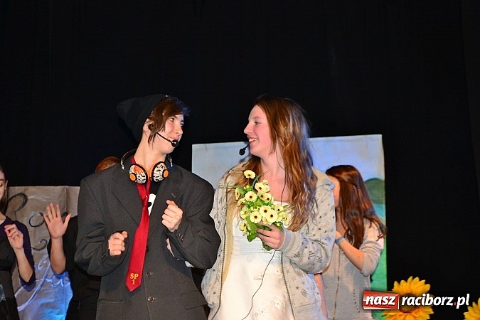 Zdjęcie w galerii na portalu naszraciborz.pl: Odważnie i współcześnie, czyli Romeo i Julia na deskach Młodzieżowego Domu Kultury wiadomości z regionu