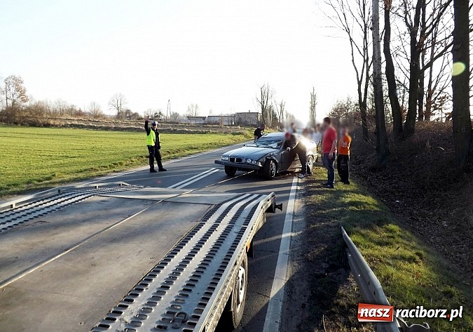 Zdjęcie w galerii na portalu naszraciborz.pl: Dwa samochody wylądowały w rowie na drodze Racibórz-Babice wiadomości z regionu