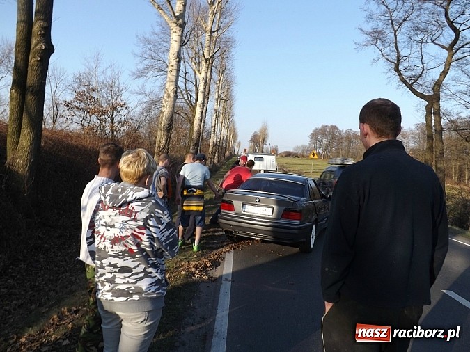 Zdjęcie w galerii na portalu naszraciborz.pl: Dwa samochody wylądowały w rowie na drodze Racibórz-Babice wiadomości z regionu