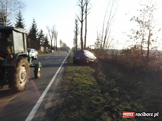 Zdjęcie w galerii na portalu naszraciborz.pl: Dwa samochody wylądowały w rowie na drodze Racibórz-Babice wiadomości z regionu