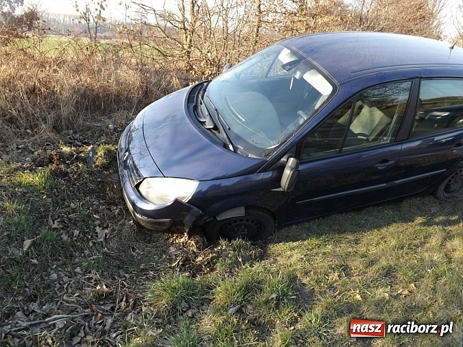 Zdjęcie w galerii na portalu naszraciborz.pl: Dwa samochody wylądowały w rowie na drodze Racibórz-Babice wiadomości z regionu