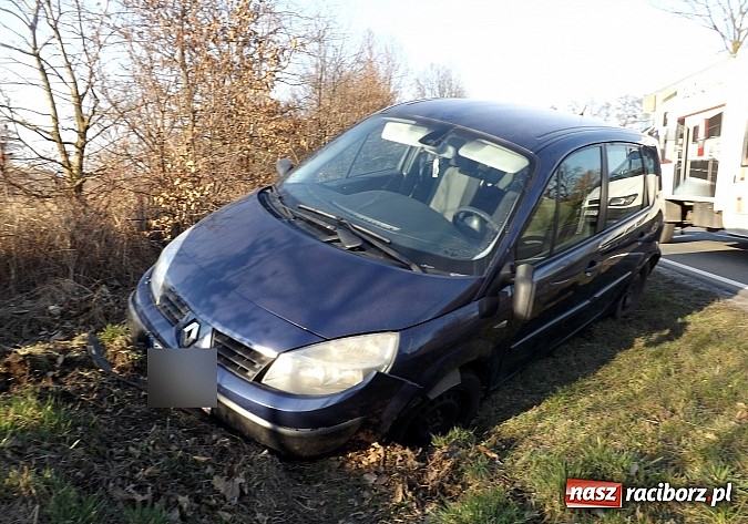 Zdjęcie w galerii na portalu naszraciborz.pl: Dwa samochody wylądowały w rowie na drodze Racibórz-Babice wiadomości z regionu