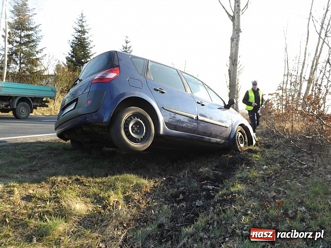 Zdjęcie w galerii na portalu naszraciborz.pl: Dwa samochody wylądowały w rowie na drodze Racibórz-Babice wiadomości z regionu