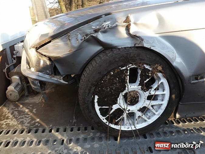 Zdjęcie w galerii na portalu naszraciborz.pl: Dwa samochody wylądowały w rowie na drodze Racibórz-Babice wiadomości z regionu