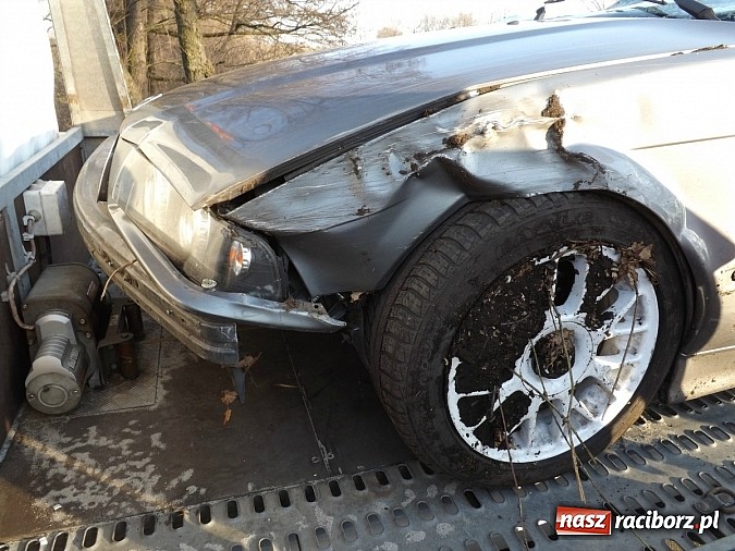 Zdjęcie w galerii na portalu naszraciborz.pl: Dwa samochody wylądowały w rowie na drodze Racibórz-Babice wiadomości z regionu