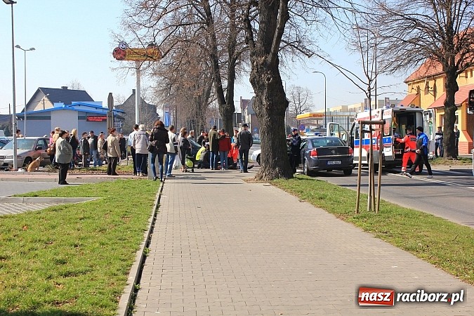 Zdjęcie w galerii na portalu naszraciborz.pl: Kolizja na Opawskiej obok Lidla. Motocyklista zderzył się z oplem i fordem wiadomości z regionu