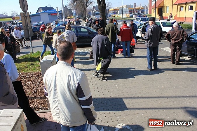 Zdjęcie w galerii na portalu naszraciborz.pl: Kolizja na Opawskiej obok Lidla. Motocyklista zderzył się z oplem i fordem wiadomości z regionu