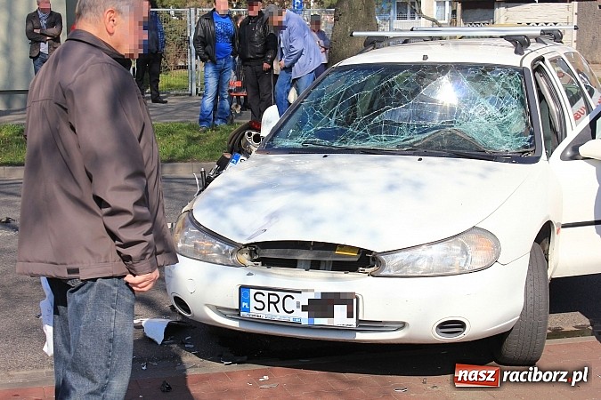 Zdjęcie w galerii na portalu naszraciborz.pl: Kolizja na Opawskiej obok Lidla. Motocyklista zderzył się z oplem i fordem wiadomości z regionu