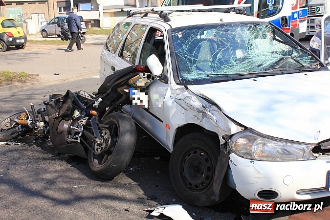 Zdjęcie w galerii na portalu naszraciborz.pl: Kolizja na Opawskiej obok Lidla. Motocyklista zderzył się z oplem i fordem wiadomości z regionu