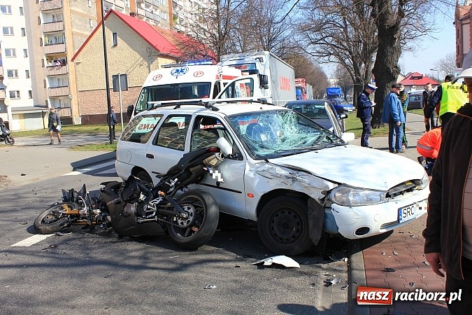 Zdjęcie w galerii na portalu naszraciborz.pl: Kolizja na Opawskiej obok Lidla. Motocyklista zderzył się z oplem i fordem wiadomości z regionu