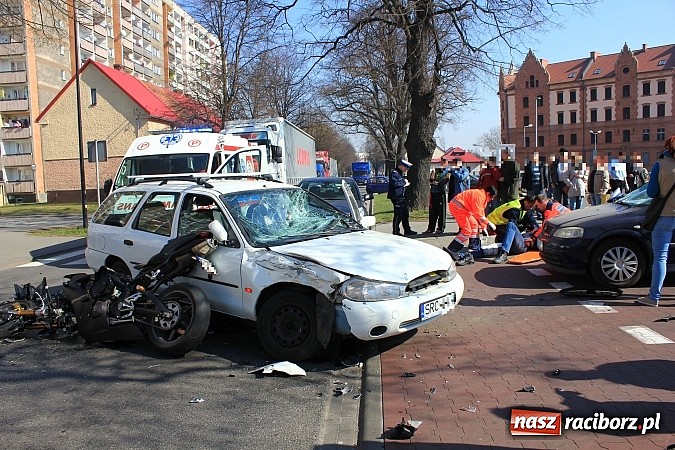 Zdjęcie w galerii na portalu naszraciborz.pl: Kolizja na Opawskiej obok Lidla. Motocyklista zderzył się z oplem i fordem wiadomości z regionu