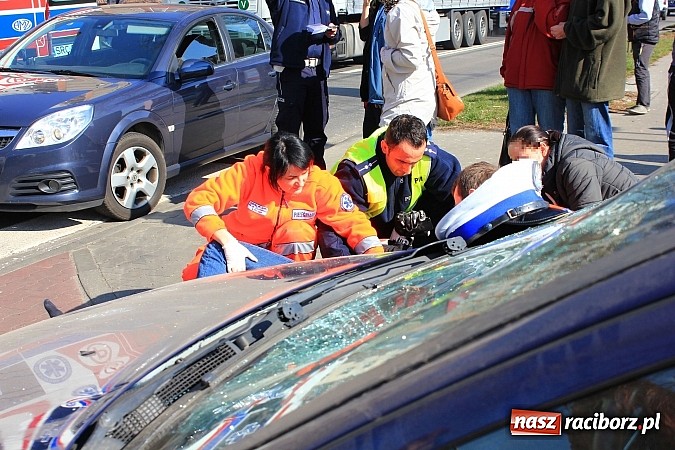 Zdjęcie w galerii na portalu naszraciborz.pl: Kolizja na Opawskiej obok Lidla. Motocyklista zderzył się z oplem i fordem wiadomości z regionu