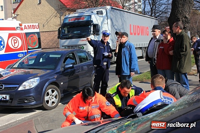 Zdjęcie w galerii na portalu naszraciborz.pl: Kolizja na Opawskiej obok Lidla. Motocyklista zderzył się z oplem i fordem wiadomości z regionu