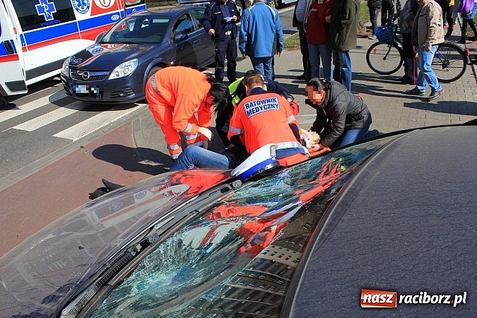 Zdjęcie w galerii na portalu naszraciborz.pl: Kolizja na Opawskiej obok Lidla. Motocyklista zderzył się z oplem i fordem wiadomości z regionu