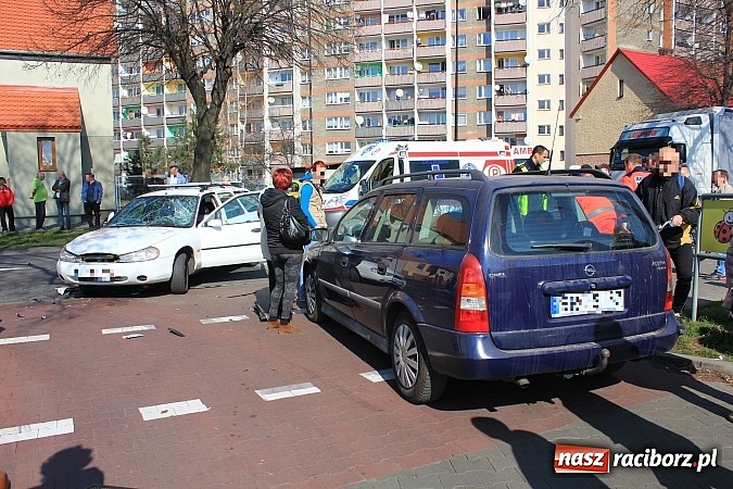 Zdjęcie w galerii na portalu naszraciborz.pl: Kolizja na Opawskiej obok Lidla. Motocyklista zderzył się z oplem i fordem wiadomości z regionu