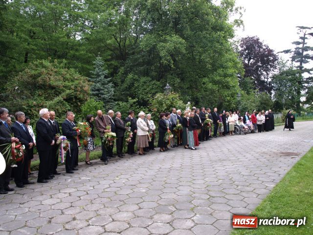 Zdjęcie w galerii na portalu naszraciborz.pl: Przyjechał z kochanką, ma teraz skwer wiadomości z regionu