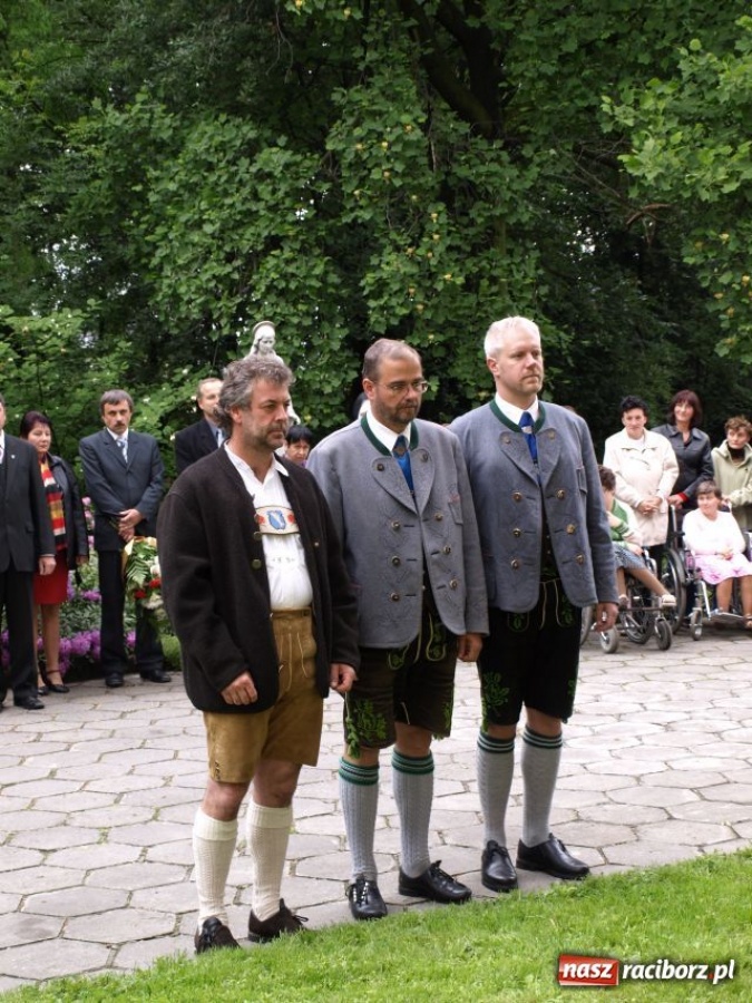 Zdjęcie w galerii na portalu naszraciborz.pl: Przyjechał z kochanką, ma teraz skwer wiadomości z regionu