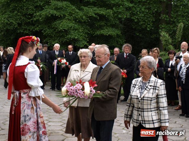 Zdjęcie w galerii na portalu naszraciborz.pl: Przyjechał z kochanką, ma teraz skwer wiadomości z regionu