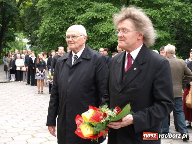 Zdjęcie w galerii na portalu naszraciborz.pl: Przyjechał z kochanką, ma teraz skwer wiadomości z regionu