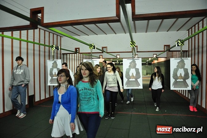 Zdjęcie w galerii na portalu naszraciborz.pl: Straż Graniczna od środka. Młodzież z II LO na zajęciach w komendzie w Raciborzu wiadomości z regionu