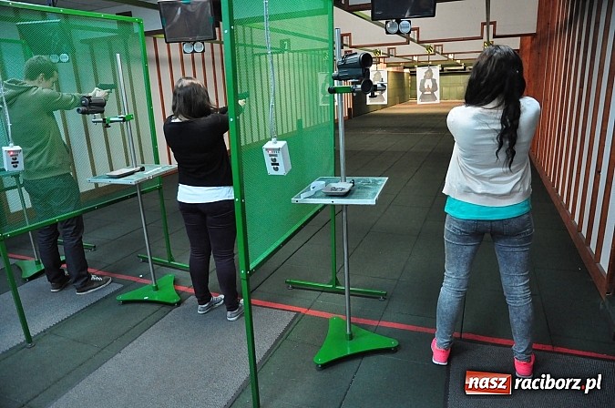 Zdjęcie w galerii na portalu naszraciborz.pl: Straż Graniczna od środka. Młodzież z II LO na zajęciach w komendzie w Raciborzu wiadomości z regionu