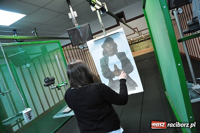 Zdjęcie w galerii na portalu naszraciborz.pl: Straż Graniczna od środka. Młodzież z II LO na zajęciach w komendzie w Raciborzu wiadomości z regionu