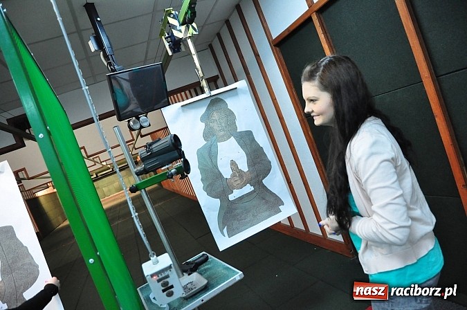 Zdjęcie w galerii na portalu naszraciborz.pl: Straż Graniczna od środka. Młodzież z II LO na zajęciach w komendzie w Raciborzu wiadomości z regionu