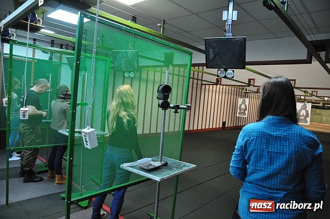 Zdjęcie w galerii na portalu naszraciborz.pl: Straż Graniczna od środka. Młodzież z II LO na zajęciach w komendzie w Raciborzu wiadomości z regionu