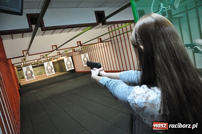 Zdjęcie w galerii na portalu naszraciborz.pl: Straż Graniczna od środka. Młodzież z II LO na zajęciach w komendzie w Raciborzu wiadomości z regionu