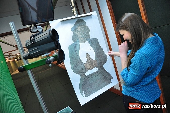 Zdjęcie w galerii na portalu naszraciborz.pl: Straż Graniczna od środka. Młodzież z II LO na zajęciach w komendzie w Raciborzu wiadomości z regionu