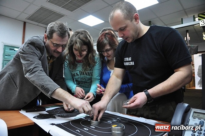 Zdjęcie w galerii na portalu naszraciborz.pl: Straż Graniczna od środka. Młodzież z II LO na zajęciach w komendzie w Raciborzu wiadomości z regionu