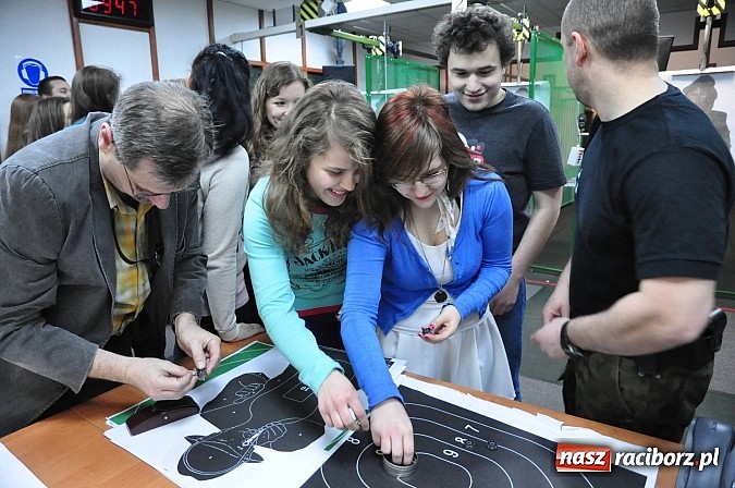 Zdjęcie w galerii na portalu naszraciborz.pl: Straż Graniczna od środka. Młodzież z II LO na zajęciach w komendzie w Raciborzu wiadomości z regionu