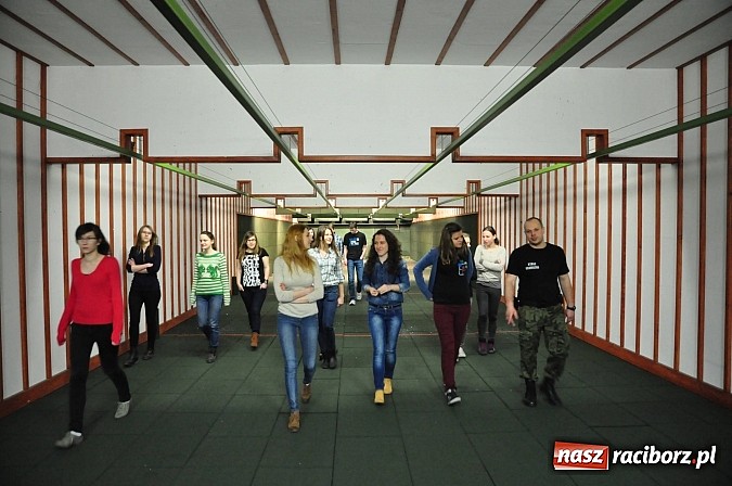 Zdjęcie w galerii na portalu naszraciborz.pl: Straż Graniczna od środka. Młodzież z II LO na zajęciach w komendzie w Raciborzu wiadomości z regionu