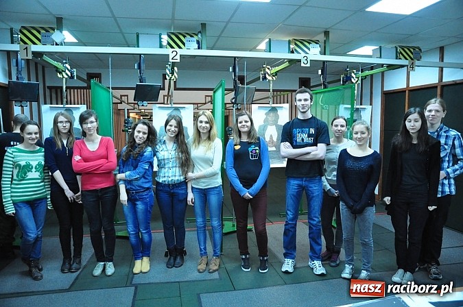 Zdjęcie w galerii na portalu naszraciborz.pl: Straż Graniczna od środka. Młodzież z II LO na zajęciach w komendzie w Raciborzu wiadomości z regionu