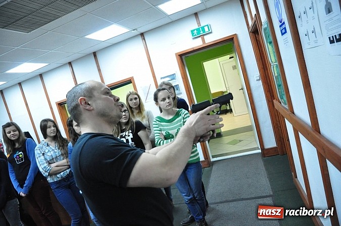 Zdjęcie w galerii na portalu naszraciborz.pl: Straż Graniczna od środka. Młodzież z II LO na zajęciach w komendzie w Raciborzu wiadomości z regionu