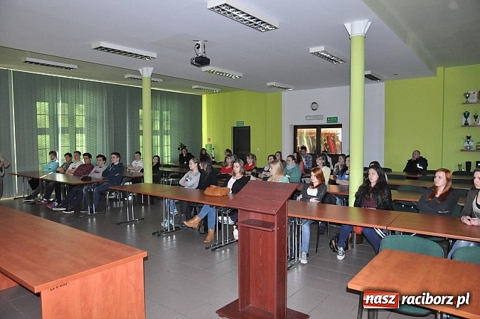 Zdjęcie w galerii na portalu naszraciborz.pl: Straż Graniczna od środka. Młodzież z II LO na zajęciach w komendzie w Raciborzu wiadomości z regionu
