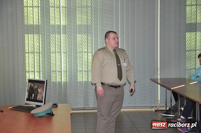 Zdjęcie w galerii na portalu naszraciborz.pl: Straż Graniczna od środka. Młodzież z II LO na zajęciach w komendzie w Raciborzu wiadomości z regionu