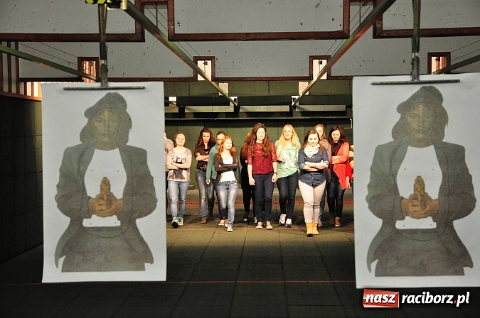 Zdjęcie w galerii na portalu naszraciborz.pl: Straż Graniczna od środka. Młodzież z II LO na zajęciach w komendzie w Raciborzu wiadomości z regionu